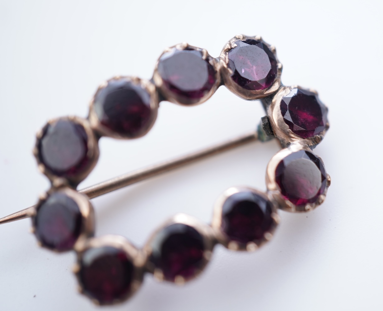 A collection of small jewels and accessories, 19th and early 20th century